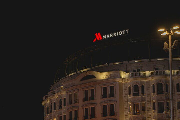 Marriott fecha 2025 com alta no RevPar e luxo se destaca