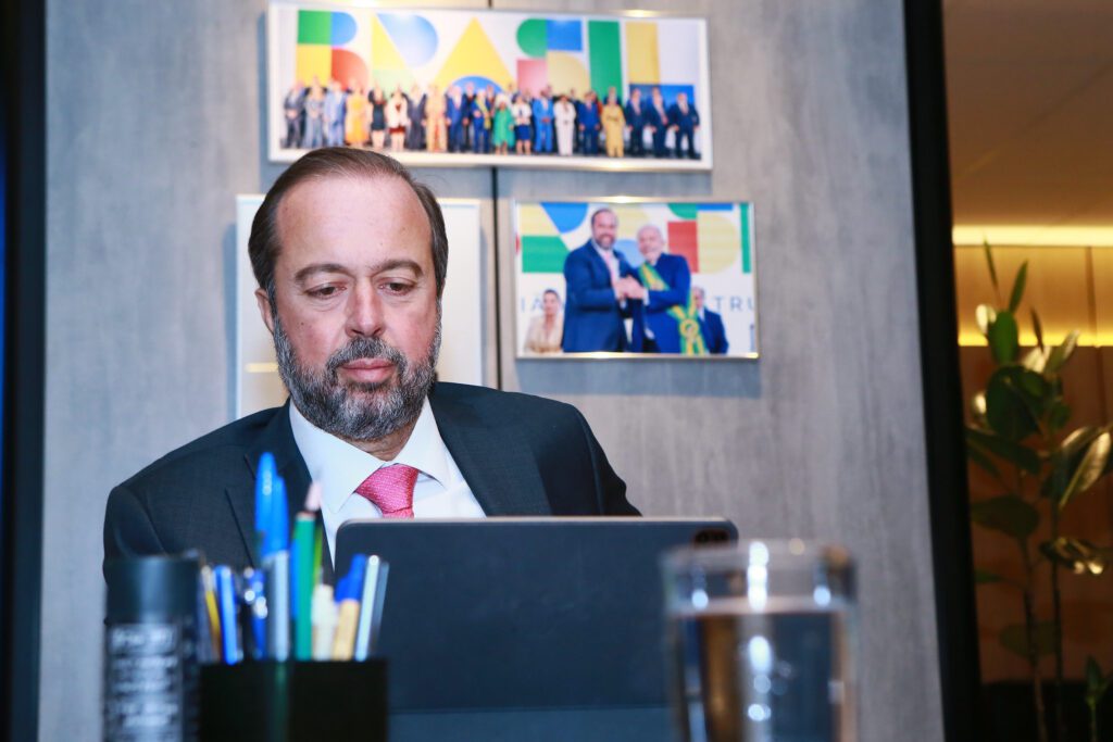 Alexandre Silveira decide permanecer no Ministério de Minas e Energia