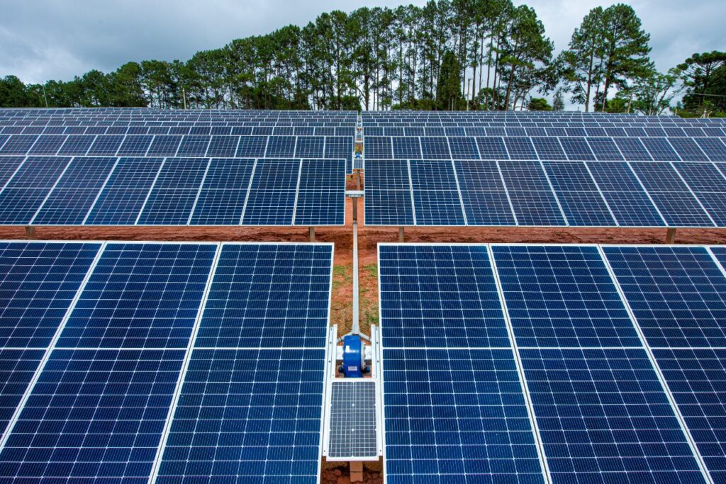 Investimento em GD solar recua 12% em 2025 e empresas diversificam atuação
