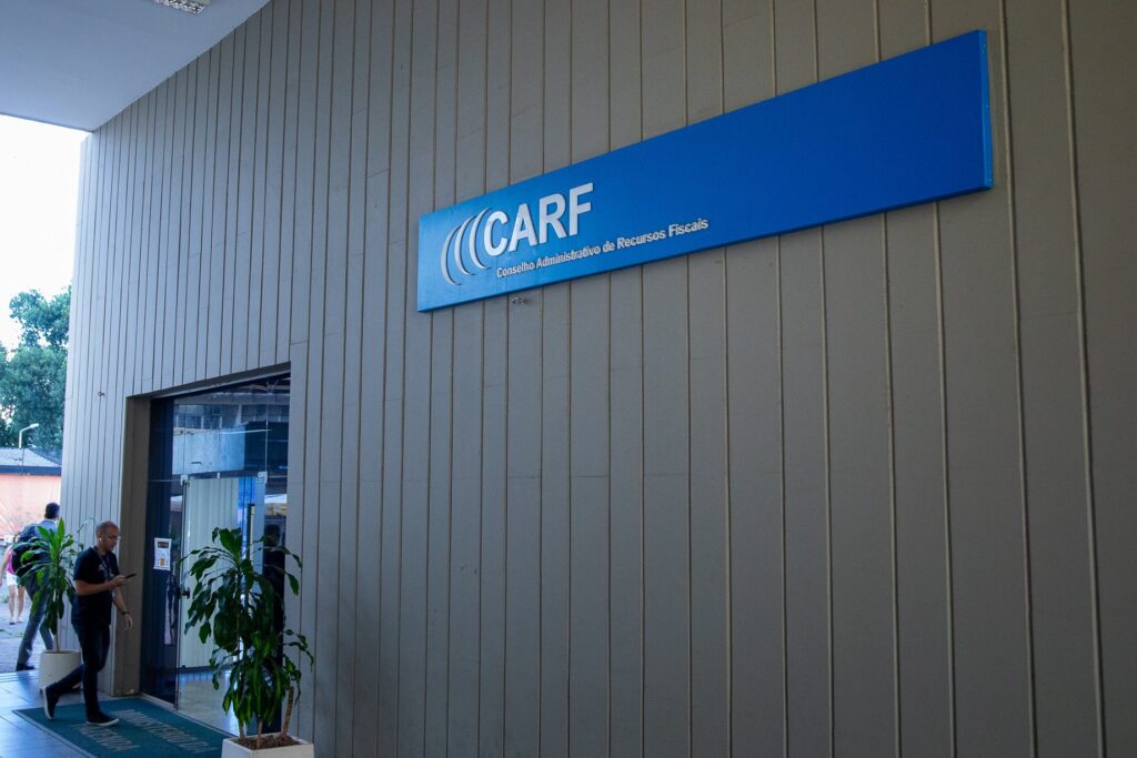 Carf afasta multas com base em decisão judicial prévia