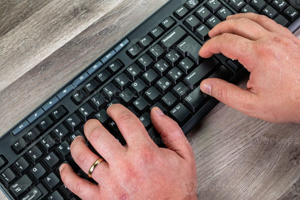 Bancária que exerceu atividades de digitação por 24 anos será indenizada por doença ocupacional