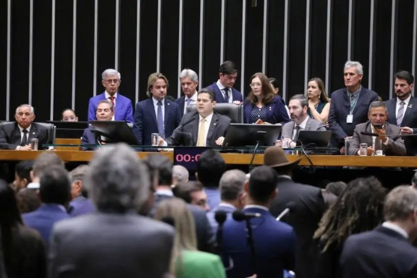 Deputados pedem urgência para barrar LRCAP que contratou 19 GW fósseis