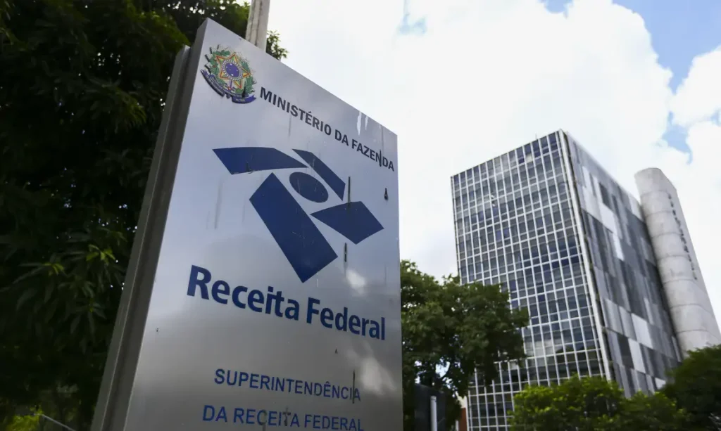 Saldo acumulado de retenções de PIS e Cofins na fonte pode ser deduzido em apurações futuras das mesmas contribuições