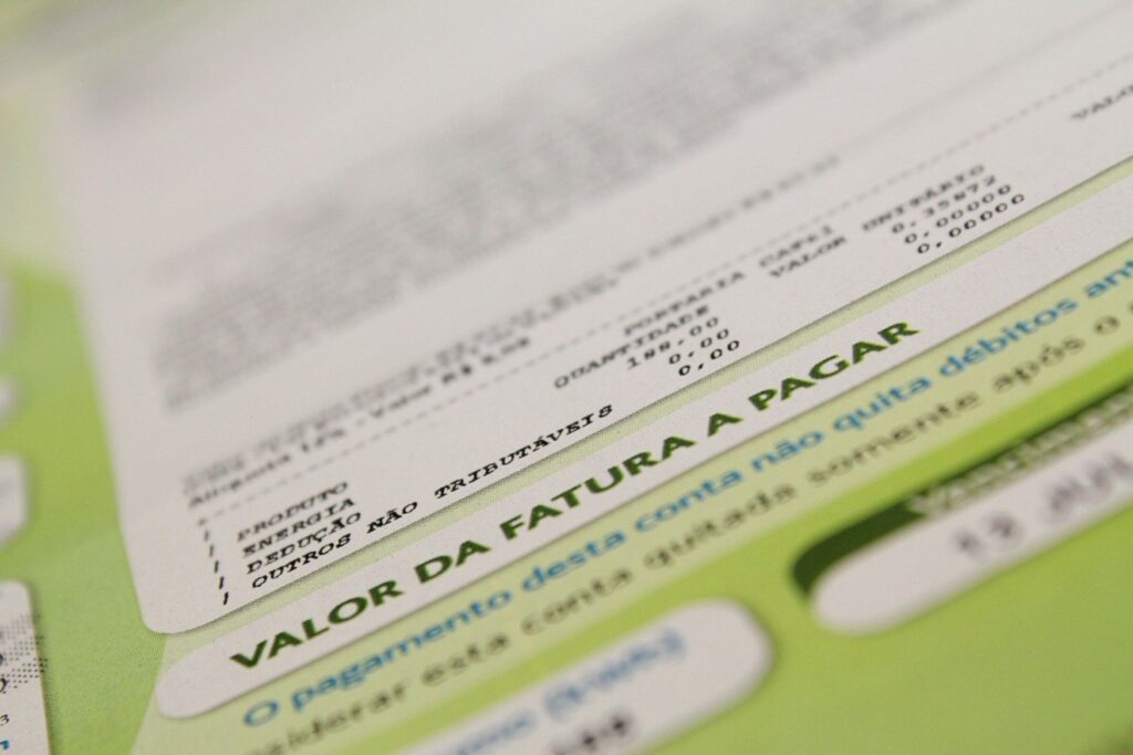 Energia elétrica sobe 3,03% e lidera pressão sobre o IPCA-15 de julho
