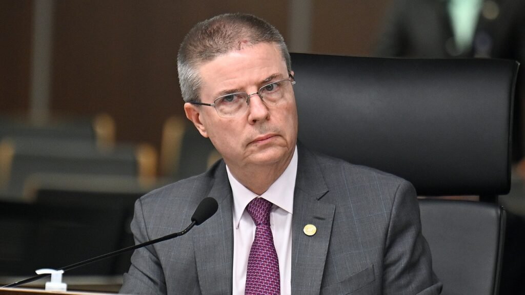 Ministro do TCU bloqueia R$ 5 bi para distribuidoras abaterem tarifas