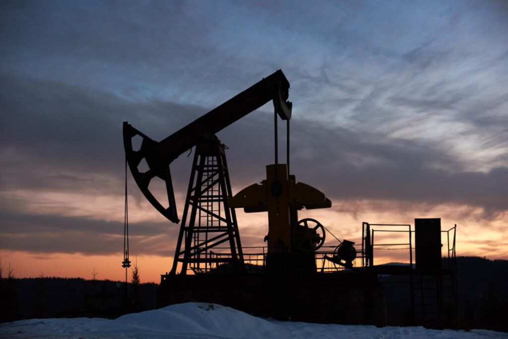 Petróleo dispara com impasse em Ormuz e ataque a refinaria na Arábia Saudita