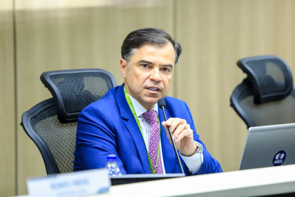 Aneel vai concluir regulamentação do encargo das baterias antes do leilão, diz Sandoval Feitosa