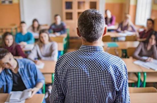 Julgamento com perspectiva antidiscriminatória garante reintegração de professor com câncer