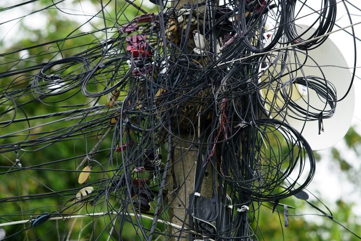Eletricista acusado de fazer ‘gato’ reverte justa causa, mas não receberá indenização