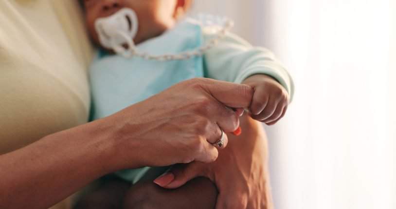 Laboratório é condenado por assédio contra empregada durante licença-maternidade