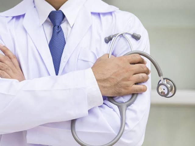 Médico será indenizado por ser mantido como responsável técnico após dispensa