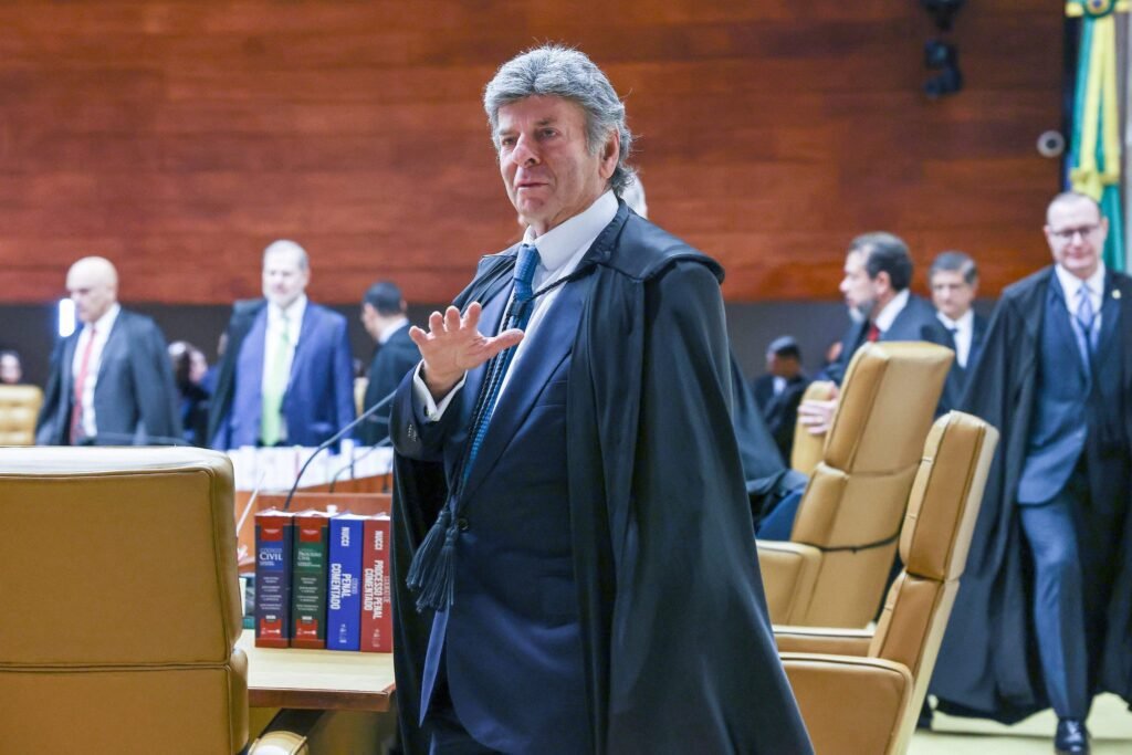 Fux vota contra governo em caso bilionário e STF exclui ISS da base de cálculo do PIS e da Cofins